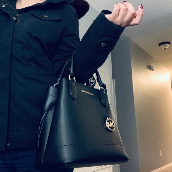 Michael Kors Handbags - New MK black Satchel/ crossbody 🖤